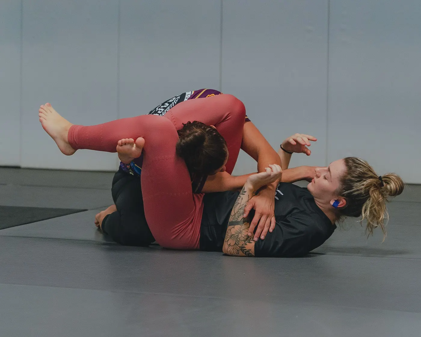 Triangelstrypning under submission wrestling-träning