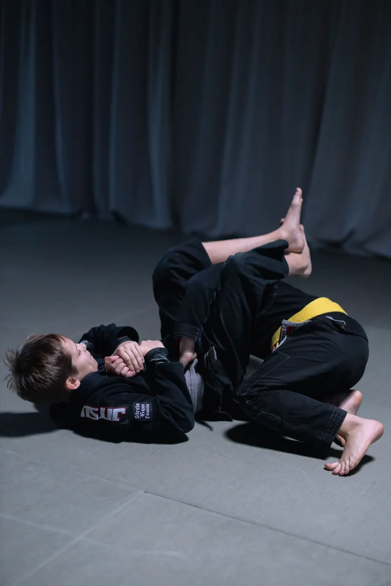 Ungdomar övar BJJ-teknik i gi