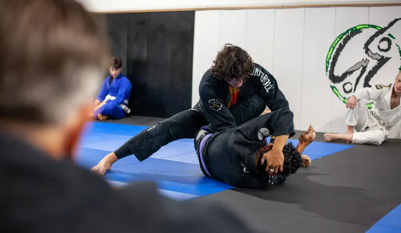 Flera par tränar BJJ samtidigt i klubblokalen
