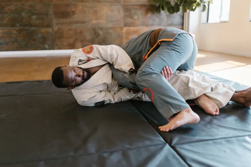 BJJ-träning i gi — teknikövning på mattan